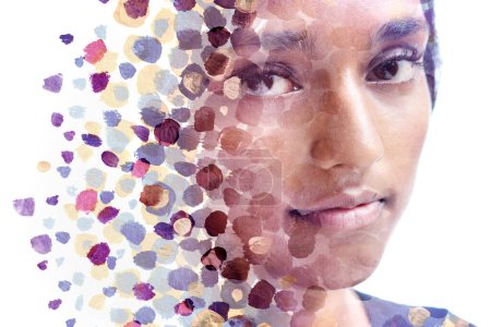 Téléchargez les photos : Un portrait coloré d'un jeune visage de femme combiné à des points de peinture colorés dans une technique de peinture - en image libre de droit