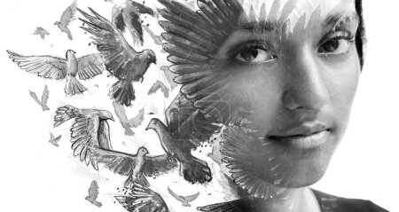 Téléchargez les photos : Portrait créatif en noir et blanc d'une femme combiné à la peinture de colombes volantes en technique de peinture - en image libre de droit