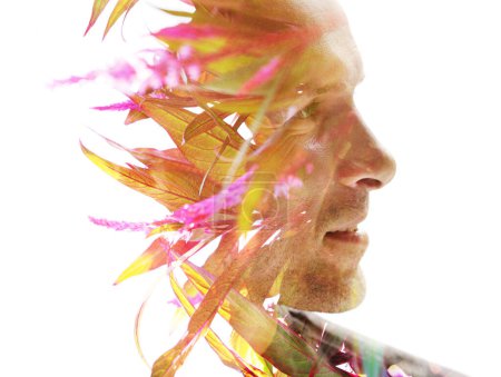 Foto de Retrato de primer plano de doble exposición de un perfil de hombre combinado con flores tropicales - Imagen libre de derechos