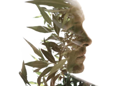 Téléchargez les photos : Portrait de profil d'un visage d'homme associé à une photo de feuilles d'olivier en double exposition - en image libre de droit