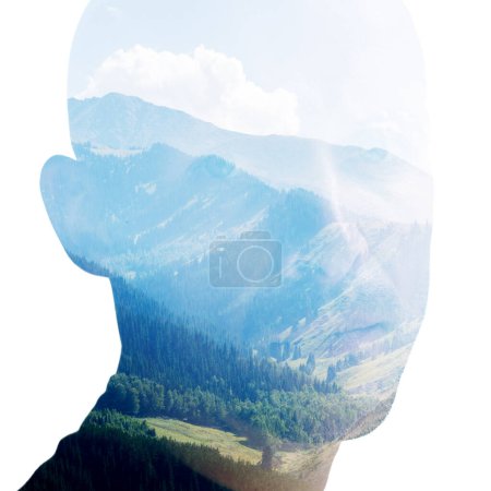 Téléchargez les photos : Portrait artistique d'une tête d'homme silhouette combinée à une photo de montagnes en double exposition technique - en image libre de droit