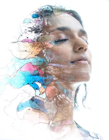 Foto de Un retrato de pintura de una joven sonriendo con los ojos cerrados combinado con una pintura abstracta colorida en técnica de paintgoraphy - Imagen libre de derechos