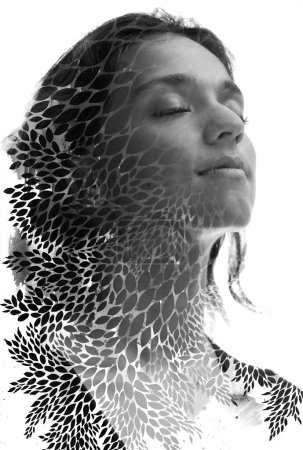 Foto de Retrato en blanco y negro de una joven con los ojos cerrados y sonriente combinado con un patrón de hojas abstractas en la técnica de la pintura - Imagen libre de derechos