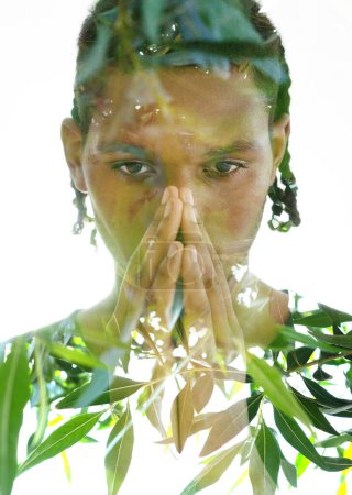 Téléchargez les photos : Un portrait à double exposition d'un homme tenant la main dans une prière à son visage - en image libre de droit