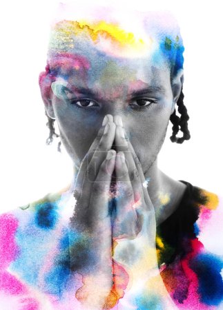 Téléchargez les photos : Un portrait coloré d'un jeune homme tenant ses palourdes ensemble combiné avec des taches de peinture colorées dans la technique de peinture sur fond de whtie - en image libre de droit