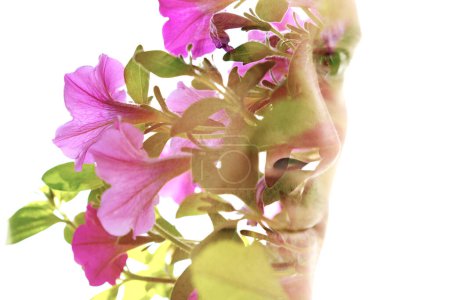 Foto de Un colorido retrato de un hombre combinado con una foto de flores en técnica de doble exposición - Imagen libre de derechos