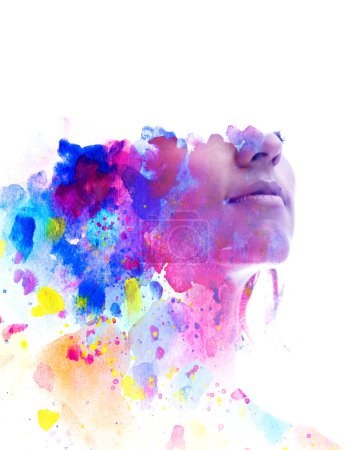 Téléchargez les photos : Portrait d'une jeune femme associé à des éclaboussures de peinture colorées dans la technique de la peinture disparaissant en arrière-plan blanc - en image libre de droit
