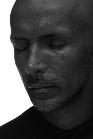Foto de Retrato en blanco y negro de un hombre con los ojos cerrados sobre un fondo blanco - Imagen libre de derechos