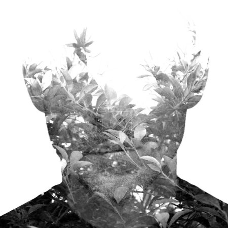 Téléchargez les photos : Portrait noir et blanc d'un homme combiné à une photo de branches et de feuilles en double exposition - en image libre de droit