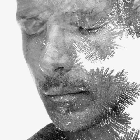 Téléchargez les photos : Portrait noir et blanc d'un homme aux yeux fermés associé à une photo de feuilles de fougère en double exposition - en image libre de droit