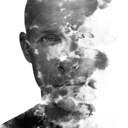 Téléchargez les photos : Portrait double exposition noir et blanc d'un homme combiné à des daubs de peinture d'une manière artistique - en image libre de droit