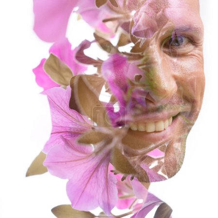 Téléchargez les photos : Portrait en gros plan d'un homme souriant associé à une photo de fleurs roses en double exposition - en image libre de droit