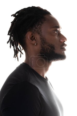 Téléchargez les photos : Portrait de profil d'un homme avec dreadlocks et boucle d'oreille sur fond blanc - en image libre de droit