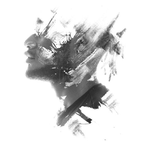 Foto de Retrato en blanco y negro de un hombre combinado con pinceladas de pincel ancho pintando en técnica de doble exposición - Imagen libre de derechos