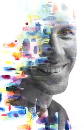 Téléchargez les photos : Portrait monochrome d'un homme souriant associé à une peinture abstraite colorée peignant en double exposition - en image libre de droit