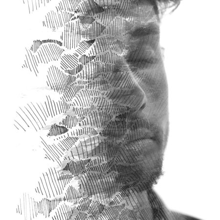 Téléchargez les photos : Portrait demi-visage noir et blanc associé à un dessin graphique dans une technique de double exposition - en image libre de droit