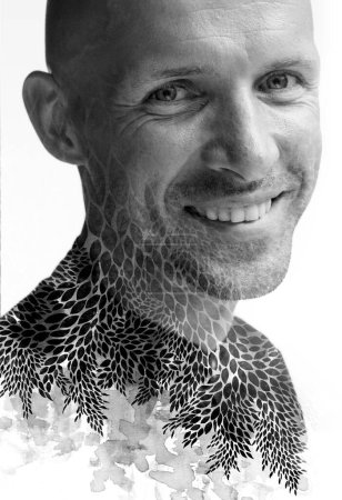 Téléchargez les photos : Portrait désaturé d'un homme souriant associé à une texture graphique de peinture feuillue en double exposition - en image libre de droit