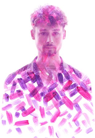 Téléchargez les photos : Portrait intégral d'un jeune homme combiné à des coups de pinceau violet et rose en double exposition - en image libre de droit