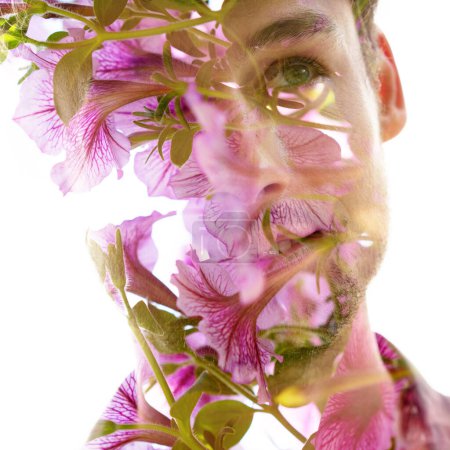 Téléchargez les photos : Portrait d'un jeune homme combiné à une photo de fleurs dans une technique de double exposition, créant un effet visuel partiellement transparent - en image libre de droit