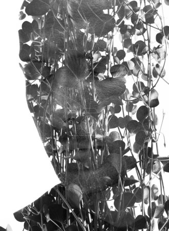 Téléchargez les photos : Portrait noir et blanc d'un homme les yeux fermés associé à une photo de feuillage en double exposition - en image libre de droit