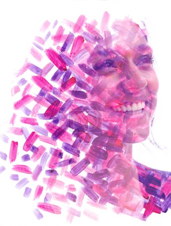 Foto de Un retrato de cerca de una joven hispana sonriente combinada con pinceladas rosadas y púrpuras en doble exposición - Imagen libre de derechos