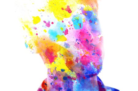 Téléchargez les photos : Gros plan d'une silhouette de portrait de peinture masculine combinée à des éclaboussures de peinture colorées en double exposition technique - en image libre de droit