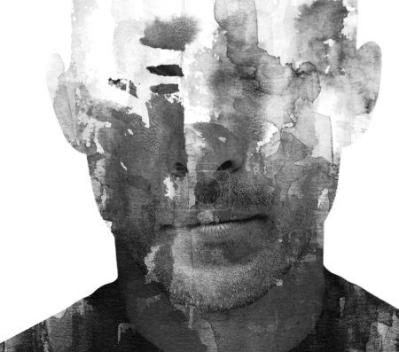 Foto de Retrato masculino conceptual en blanco y negro combinado con manchas de pintura en técnica de doble exposición - Imagen libre de derechos