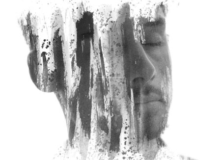 Téléchargez les photos : Portrait en noir et blanc d'un jeune homme les yeux fermés, combiné à une peinture de coups de pinceau verticaux et de projections de peinture dans une technique de double exposition - en image libre de droit