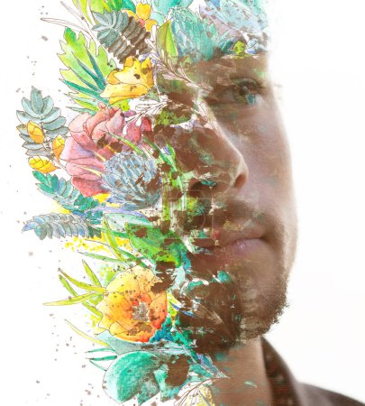 Téléchargez les photos : Portrait en peinture d'un jeune homme regardant attentivement au loin, combiné à une peinture florale vibrante en double exposition - en image libre de droit