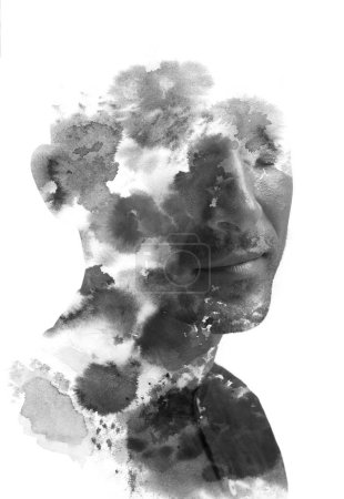Foto de Retrato en blanco y negro de un hombre mirando hacia los lados combinado con pintura de manchas negras en técnica de doble exposición - Imagen libre de derechos