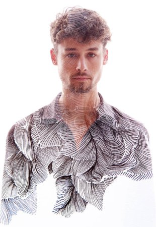 Téléchargez les photos : Un jeune homme portrait plein front combiné à un motif feuillu graphique dans une technique de double exposition - en image libre de droit