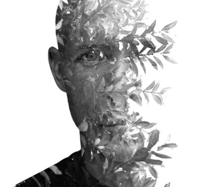Téléchargez les photos : Portrait noir et blanc d'un homme associé à une photo de branches vertes en double exposition - en image libre de droit