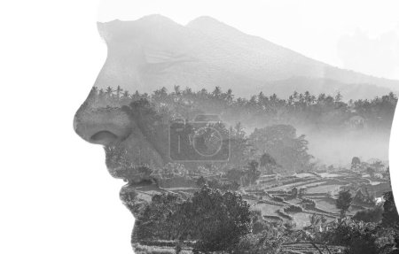 Foto de Retrato de perfil masculino blanco y negro combinado con una serena fotografía de paisaje en técnica de doble exposición - Imagen libre de derechos