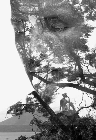 Téléchargez les photos : Portrait noir et blanc d'un homme, les yeux fermés, accompagné d'une photo d'arbre et d'une silhouette de femme assise en double exposition - en image libre de droit
