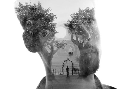 Téléchargez les photos : Portrait en noir et blanc d'un jeune homme combiné à une peinture d'une vue sur la mer en double exposition - en image libre de droit