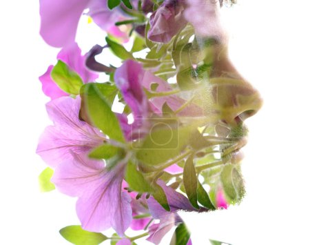 Téléchargez les photos : Portrait de profil mans combiné à une photo rapprochée de fleurs roses douces dans une technique de double exposition - en image libre de droit