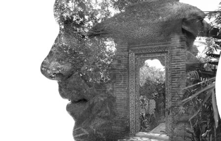 Ein Schwarz-Weiß-Porträt eines männlichen Profils kombiniert mit einem Tempeleintrittsfoto in Doppelbelichtung