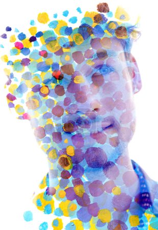 Téléchargez les photos : Portrait d'un jeune homme souriant associé à un art abstrait coloré dans une technique de double exposition - en image libre de droit