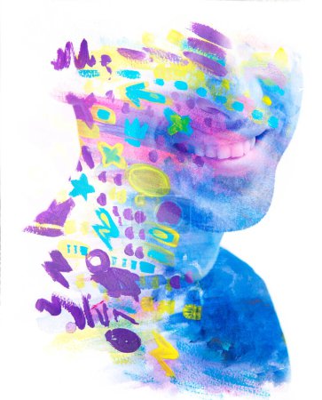 Téléchargez les photos : Portrait d'un homme souriant combiné à une peinture d'un motif abstrait coloré en double exposition technique - en image libre de droit