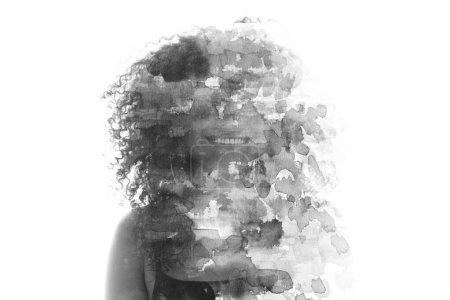 Foto de Retrato en blanco y negro de una mujer combinado con una pintura de tinta en técnica de doble exposición - Imagen libre de derechos