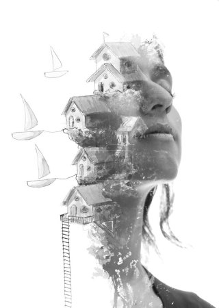 Ein kreatives Schwarz-Weiß-Porträt einer jungen Frau mit geschlossenen Augen. Kombiniert mit einem abstrakten Gemälde in Maltechnik, das im weißen Hintergrund verschwindet.