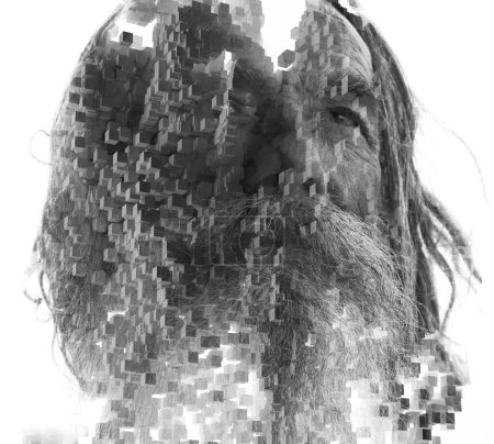 Téléchargez les photos : Portrait en gros plan noir et blanc d'un vieil homme barbu combiné à une texture de cubes 3D en double exposition - en image libre de droit