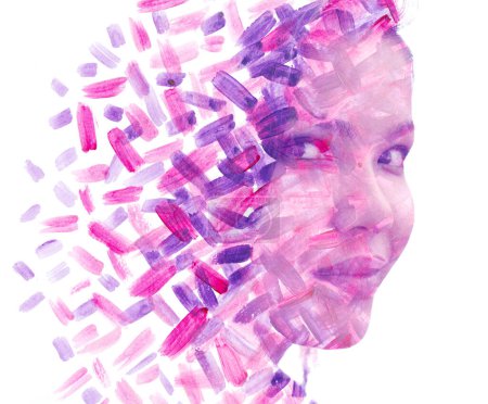 Foto de Un retrato de perfil medio de una joven asiática combinado con un patrón de pincelada colorido abstracto en una pintura - Imagen libre de derechos