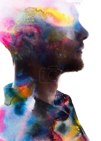 Téléchargez les photos : Portrait de profil d'un homme combiné à une texture colorée de taches d'aquarelle dans la technique de la peinture - en image libre de droit