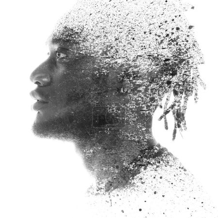 Téléchargez les photos : Une photo de profil noir et blanc d'un homme combinée à une peinture éclaboussures en double exposition technique - en image libre de droit