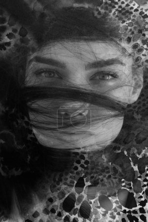 Téléchargez les photos : Portrait d'une jeune femme avec un fil sur le visage combiné avec une peinture abstraite en pointillés dans une peinture goraphy - en image libre de droit