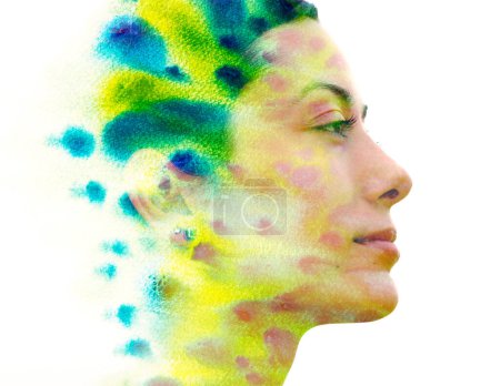 Téléchargez les photos : Un profil de jeune femme combiné à une peinture abstraite colorée bleue et jaune en peinture - en image libre de droit