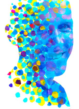 Téléchargez les photos : Un portrait monochrome d'un homme souriant combiné à une peinture d'une texture pointillée colorée en double exposition technique - en image libre de droit