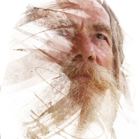 Téléchargez les photos : Portrait en gros plan d'un vieil homme barbu combiné à une texture de coup de pinceau dans une double exposition - en image libre de droit