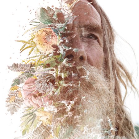 Téléchargez les photos : Portrait d'un vieil homme barbu entrelacé d'une peinture florale dans une double exposition - en image libre de droit